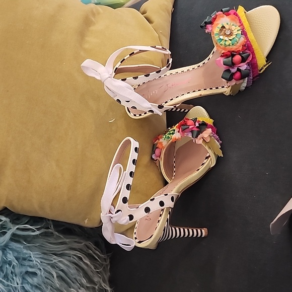 Betsey Johnson heels size 6, "Wycker" yellow multi.  New - Picture 4 of 7